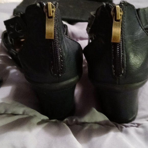 ***Black sandals - Picture 3 of 5